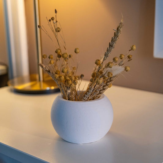 WHITE CONCRETE ROUND POT